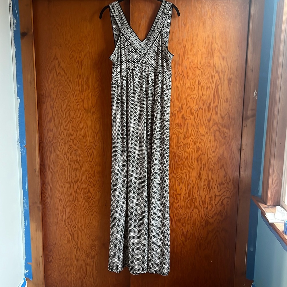 Women’s black and white maxi dress